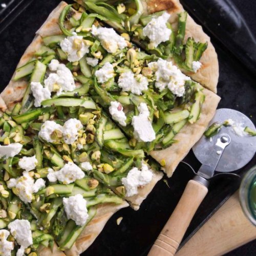 teenshealthandfitness: happyvibes-healthylives: Asparagus Grilled Flatbread with Ricotta Great idea!