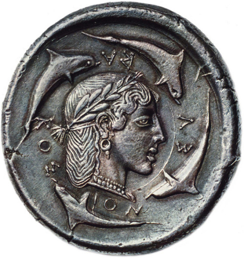Head of nymph Arethusa r. w. aspect of queen Demarete; Syracuse, during the tyranny of Gelo 485-478 