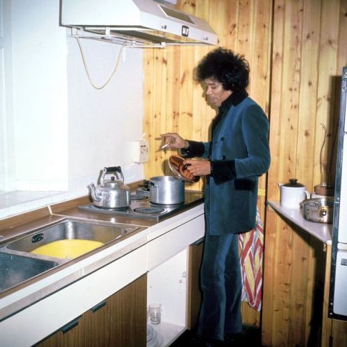 twixnmix:  Jimi Hendrix in Ringo Starr’s apartment at 34 Montagu Square, in Marylebone, London, 1966.  Jimi rented the apartment for £30 a month. He lived with his girlfriend, Kathy Etchingham, and also with his manager, Chas Chandler, and his girlfriend,