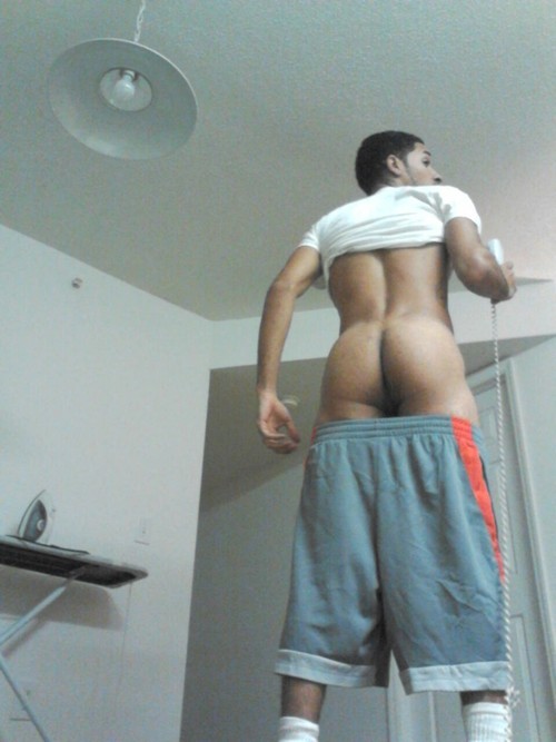 dominicanblackboy:  Prada needs some of this Dominicano dick in him asap!😍