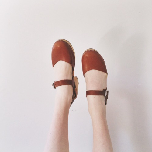 helloancolie:  I’m trying to wear my clogs more often.