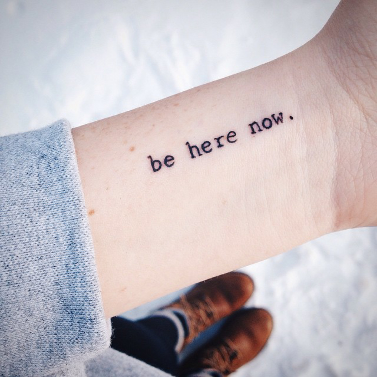 Pequeños Tatuajes — Pequeño tatuaje que dice “Be here now”, frase en...