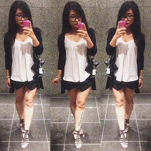 Lol here’s an actual #throwbackthursday to when I use to wear glasses ✌ . . . . . #ootd #toron