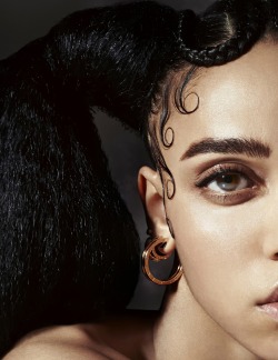 kradhe:     FKA twigs, photographed by David Burton (detail)