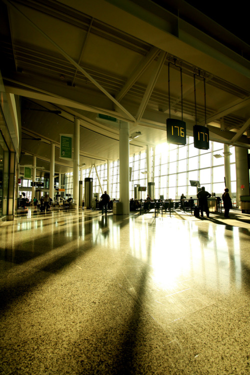 fuckyeahairplaness:  toronto pearson international airport (by viv choi) 