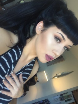 loveandddrevenge:  andiemarcol:  loveandddrevenge:  when your highlight is poppin  Making me forever want bangs, but too chicken shit to cut them myself 💀  I’ll cut them for you 😈