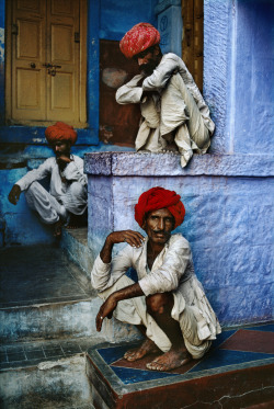 stevemccurrystudios:  Three city workmen wait for their afternoon tea, delivered each day by a street vendor, in Jodhpur, India. BBC INTERVIEW:http://www.bbc.co.uk/podcasts/series/dailybacon 