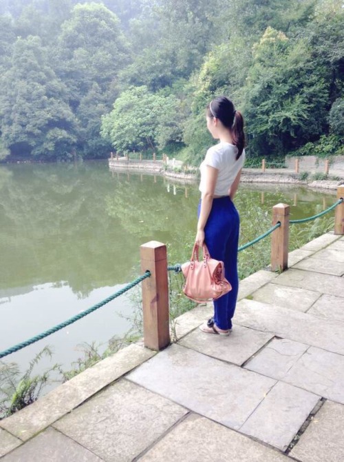 grubbypolo: master–alan: fuckpanjiaojiao:太想操她了。。 啧啧。。。。这翘臀。。。。。 想搞啊