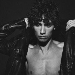 sexymalesdaily:  Robert Sheehan 