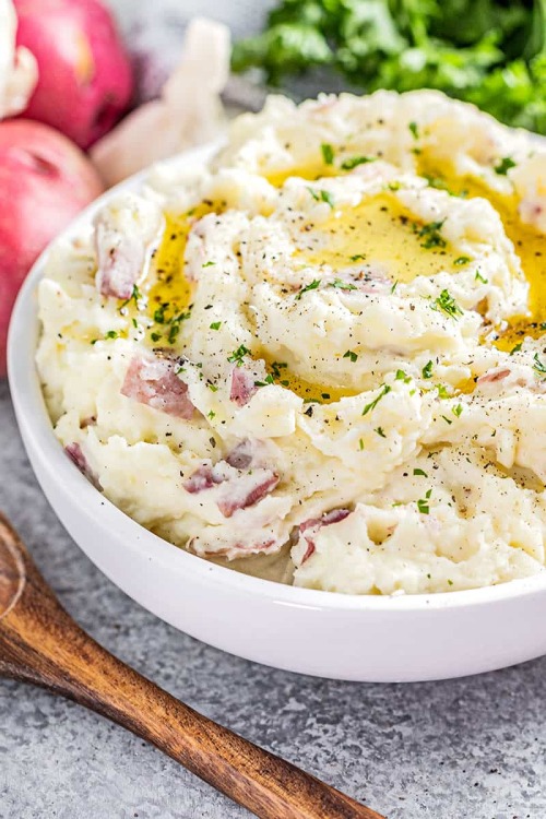 daily-deliciousness: Steakhouse style garlic mashed potatoes