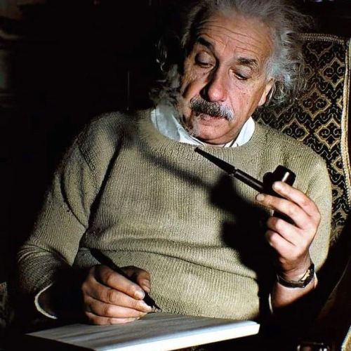 ALBERT EINSTEIN UNA VOLTA DISSE:
“Pazzo non è chi butta tutto all'aria e ricomincia. Pazzo è chi lascia tutto fermo restando immobile nella sua infelicità”.
https://www.instagram.com/p/CpsJYDYt7L9/?igshid=NGJjMDIxMWI=