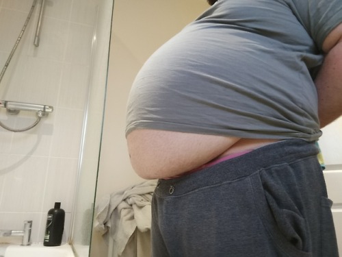 Tummy Tuesday. Still not getting bigger no matter how hard I try ^^