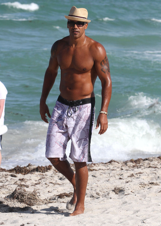 justjasper:  A Brief History Of Shemar Moore Walking On The Beach 