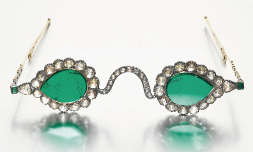 desimonewayland:A pair of Mughal spectacles with emerald lenses and diamond mounted frames, India (lenses 17th century, frames 19th century)via: Apollo Magazine #emerald city attire  #emerald city specs  #emerald city swag  #i cannot spell