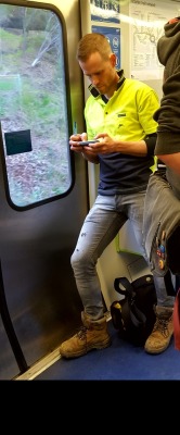 tradiespotter: ajm371:  Hot tradie on the train hursty line  cute melb tradie 