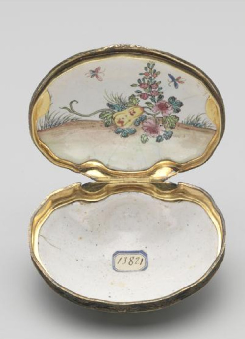 Porcelain snuff box, English - 2nd half of the 18th centuryMusée national de la Renaissance, Ecouen