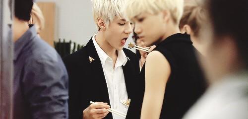 starclusterdiary:Lay feeding the Maknae