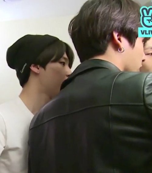 bangtan-legends: T-the size difference….perhaps I’m crying Again one of the reason why 