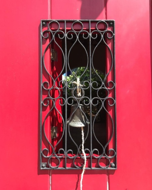 Tentación #puertasdeyucatan #doorbell #campanas #suenalacampana #entrance #meridayucatan (en 