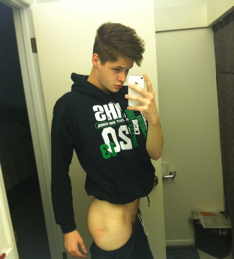 southerncrotch:  weneverquit:  Bed head  Ha! I wonder how long it took him to get