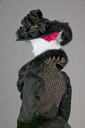 thevintagethimble:Ensemble1900. Monsieur LaFerrière, Paris. Ribbed silk, wool crepe, fox fur.|CHM