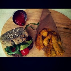 thevegancart:  (Via: http://instagram.com) Completely gluten free burger. Say whaaaattt!?!? Canelini bean kidney bean frijoles beans sun dried tomatoes parsley basil paprika jalapeño burger in a Tapioca and brown rice flour (mixed herbs and kalonji seed)