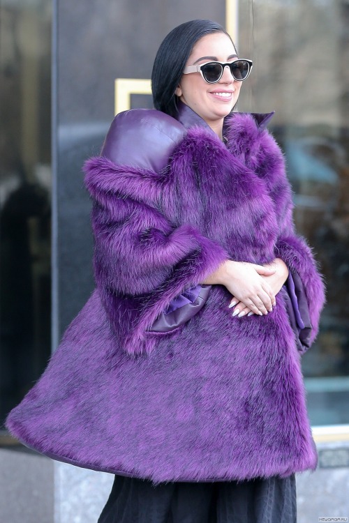 gagafanbase:  Lady Gaga leaving her apartment in NYC, 02/16.  She is hiding her left hand, so doesn’t want to show us her engagement ring yet.