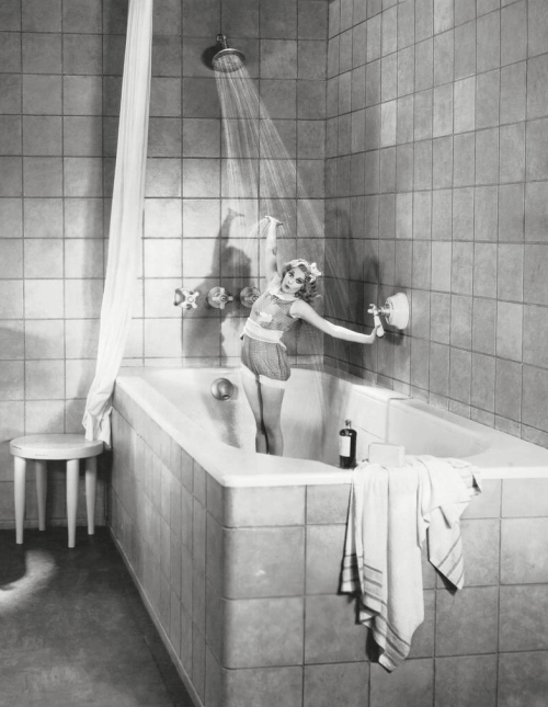 Thelma Todd did a photoshoot on the bathroom set of Brats (1930)