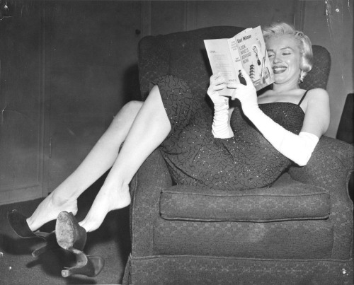 Marilyn Monroe reading Earl Wilson’s Look Who’s Abroad Now. Circa 1953.