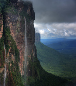 visitheworld:  The Lost World, Canaima National Park, Venezuela (by dgc4rter).