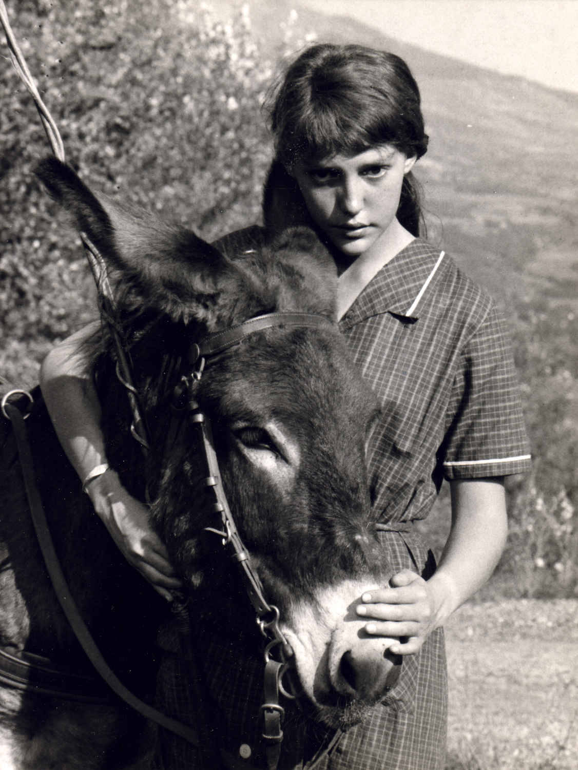 amalgameheteroclite:  Hélène Jeanbrau - Anne Wiazemsky et l’âne Balthazar. Photographie