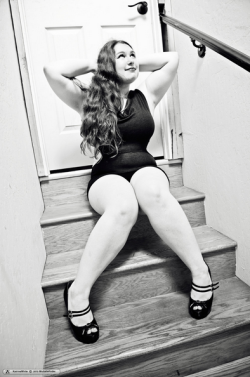 killerkurves:  modelkatrinawhite:  Photo taken by Michelle Yoder Photography   Model: Katrina White From “Stairway to Heaven” on Zivity.com Click the photo to see the full set…    