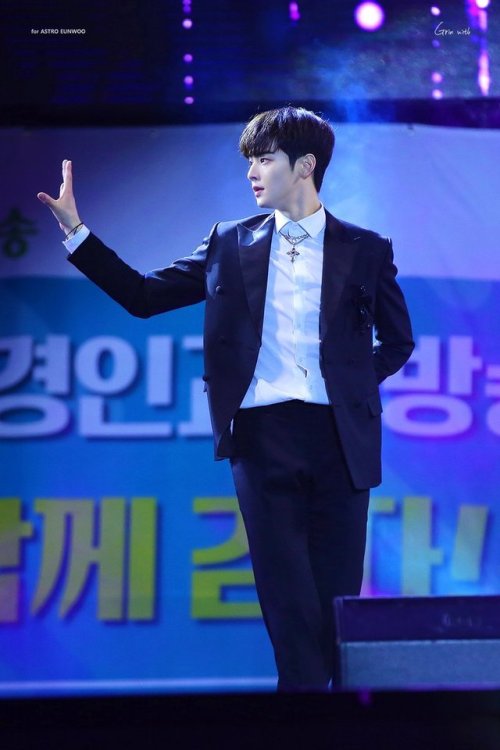 astrodaily:  GRIN WITH EUNWOO ◡̈* | do not edit/crop photo!