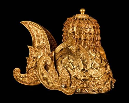 Coroa originaria do reino hindu majapahit que tinha como centro a ilha de Java.