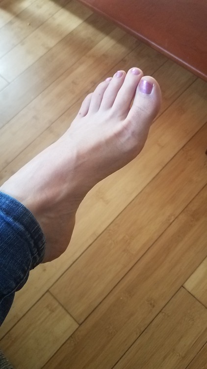 A close up of her sexy arch and pretty toes.please comment