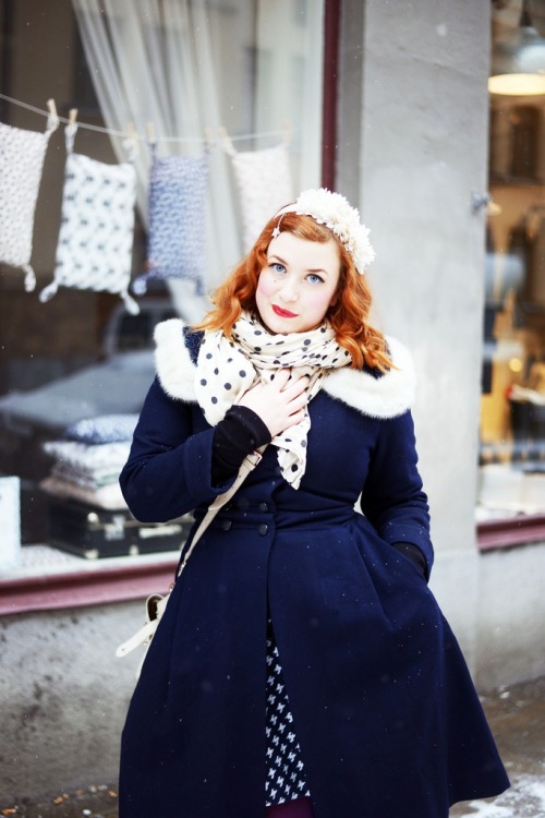 hourglassandclass:  Such a beautiful, cozy photo For more curves and body acceptance, check out my blog 