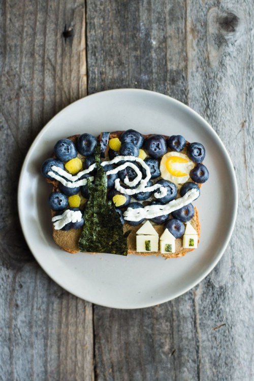 DIY Starry Night ToastMake your own edible masterpiece #artontoastUsing ingredients like blueberries