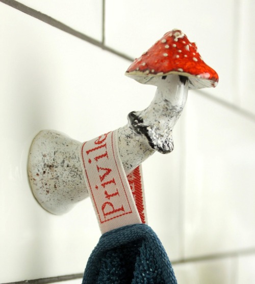 graveyarddirt:zarya-zaryanitsa:sosuperawesome:Mushroom Wall Hooks and ShelvesLeily Cloud on Etsy @ms