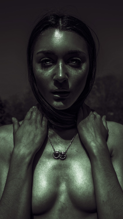 XXX Darkening by harisnukemModel: Emily Brooks photo