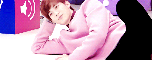 kongsook:  hongbin’s sexy “model on a bed” pose 