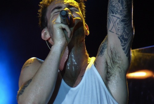 hotpitsandmore: Sweaty Adam Levine 