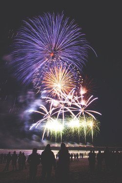infamousgod:   Fireworks on the Pier by Niv24