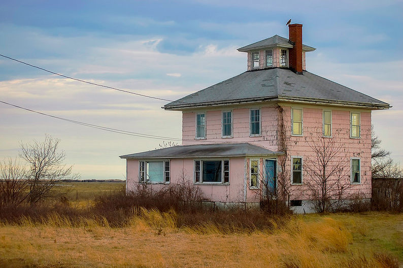 ufopartydude:
“ cryptid-wendigo:
“The Plum Island Pink House is one of the most famous spite houses in Massachusetts. The house was reportedly built in 1925 and was a husband’s last way to get back at his ex-wife. As a part of their divorce...