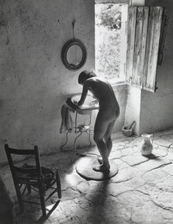 one-photo-day:Provencal Nude, Gordes, 1949,