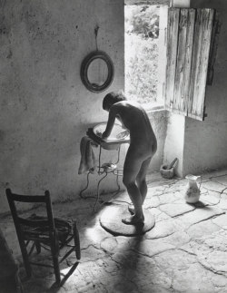 One-Photo-Day:provencal Nude, Gordes, 1949, By Willy Ronis. Https://Painted-Face.com/