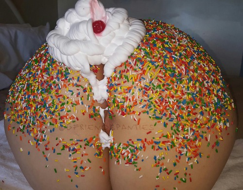 wickedlywenchy:  I should turn my own ass into a sundae:-)