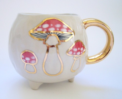 sosuperawesome:Kira Call Ceramics on Etsy