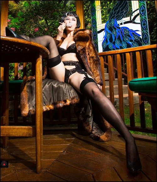 nastykinkysissycumslut:  selinaminx:  Waiting for some excitement at the RNC …. - SelinaMinx   The Goddess!