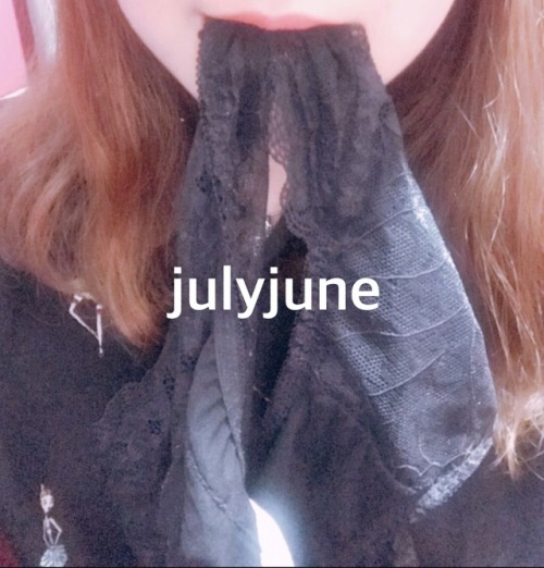 julyjune1: 도도한 아내 _ 명령. 회식중인 아내에게, “화장실 가서 스타킹 벗고 팬티 입에물고 인증샷 찍어 보내” 라는 명령을. 말 잘 듣는, 도도한