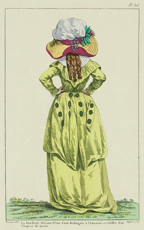 Magasin des ModesYoung élégante dressed in a pierrot with pockets and redingote sleeves, plain musli